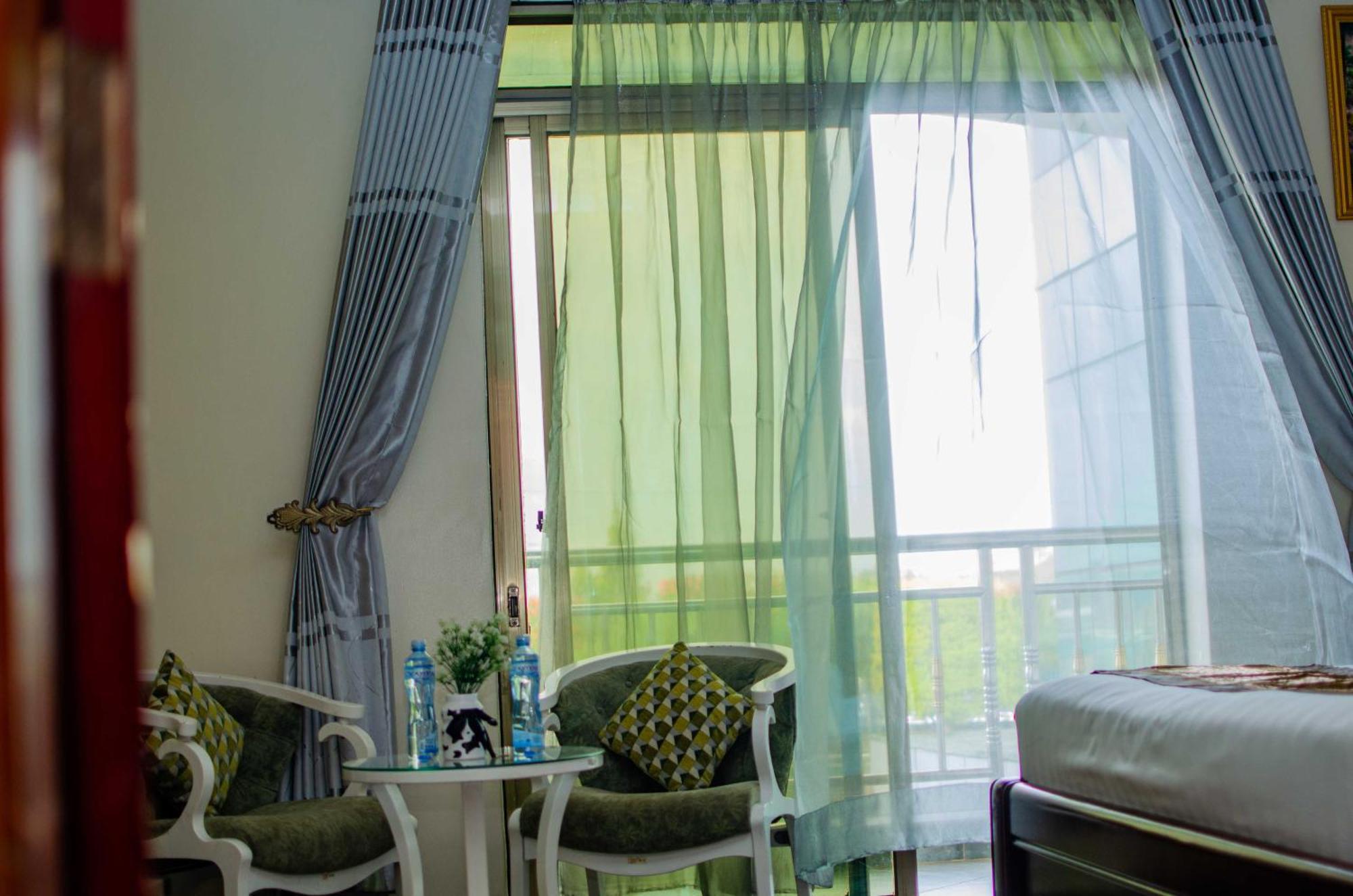La Grande Hotel Kampala Exterior foto